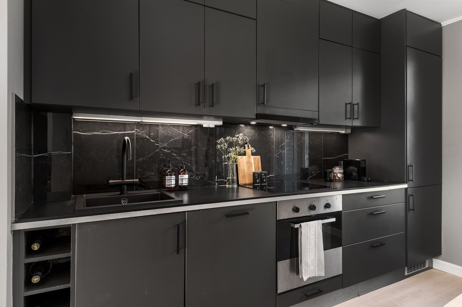 Praktisk kjøkken med god skap- og benkeplass og har fått tg 1 av takstmann. Galleribilde