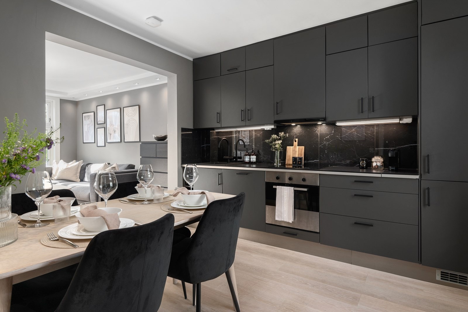 Åpningen mellom stue og kjøkken er blitt utvidet. Galleribilde