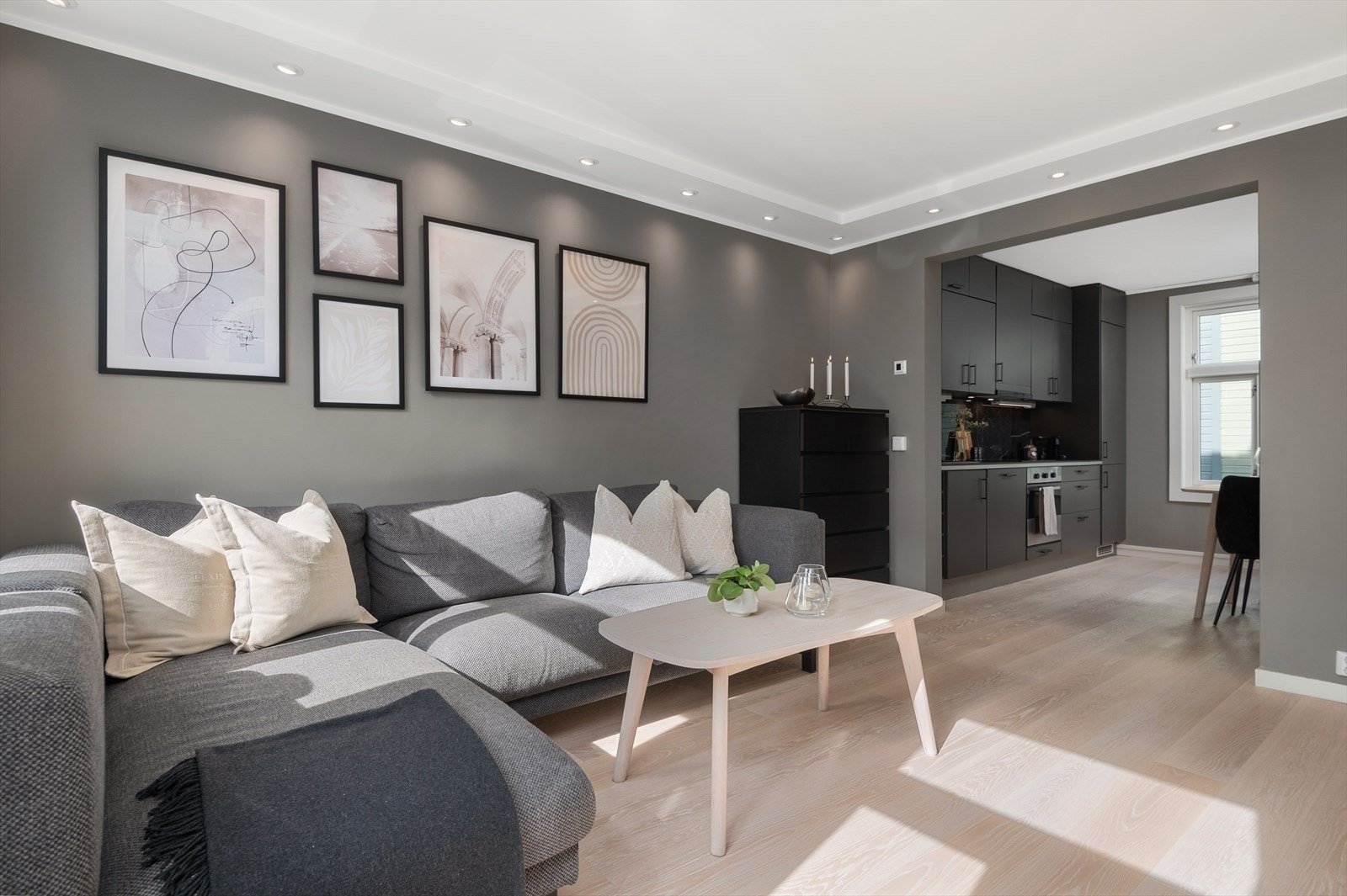 Leiligheten har en romslig stue på 15 kvm. Galleribilde