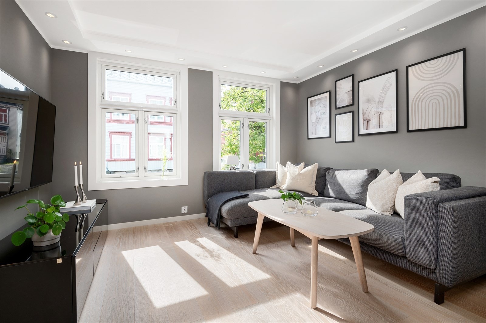 Leiligheten ble totalrenovert i 2021 og det ble lagt flott 1-stavs eikeparkett. Galleribilde