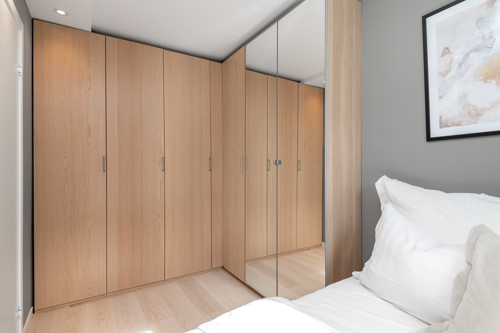 Det er lagt spotter på soverommet og god garderobeløsning. Galleribilde