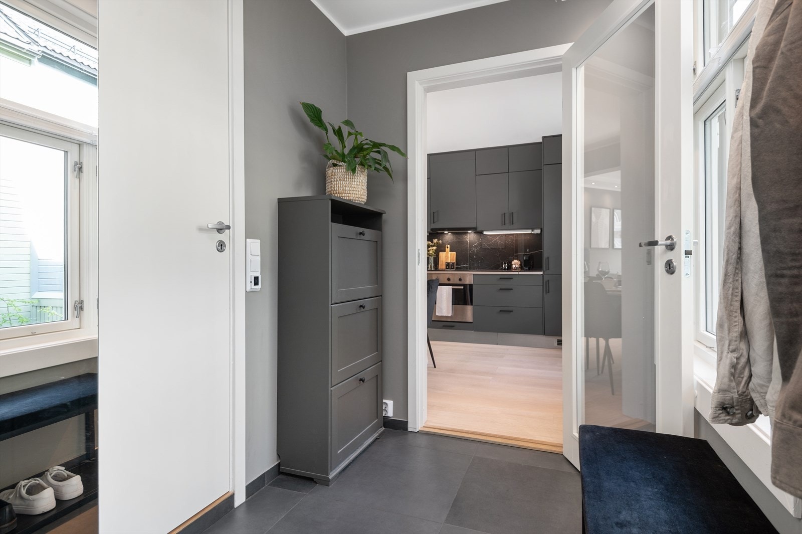 Praktisk flislagt gang med varmekabler i gulv og inngang til bad. Galleribilde