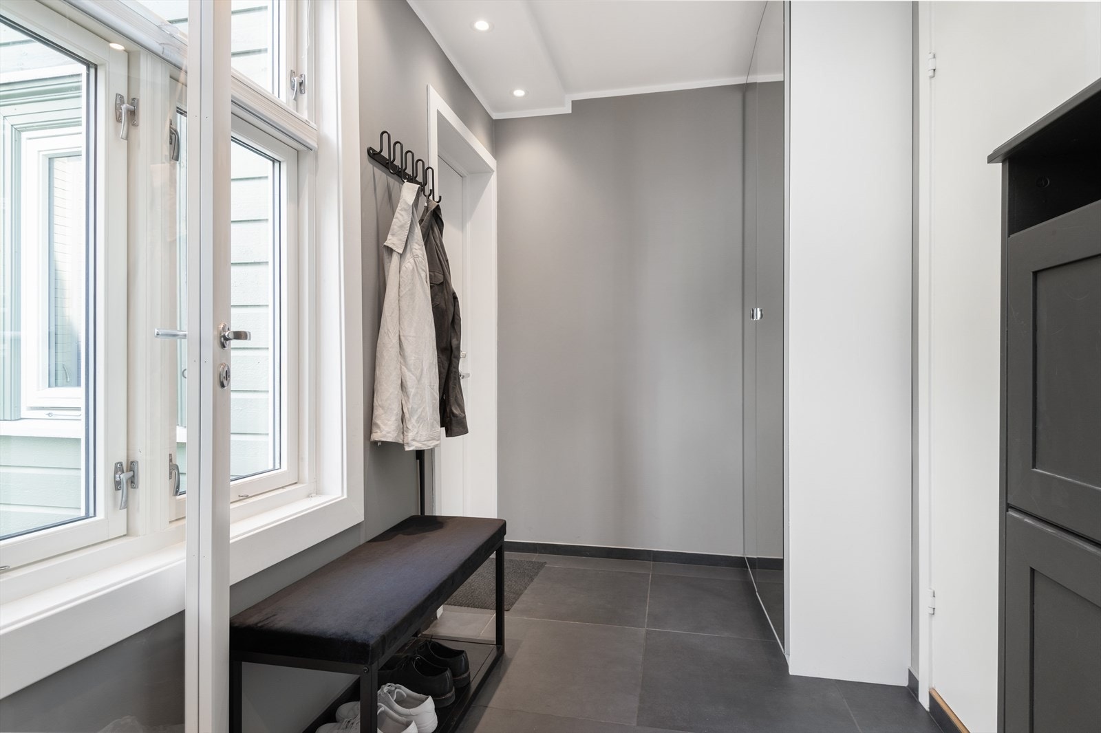 Flott flislagt gang med mye oppbevaringsplass. Galleribilde