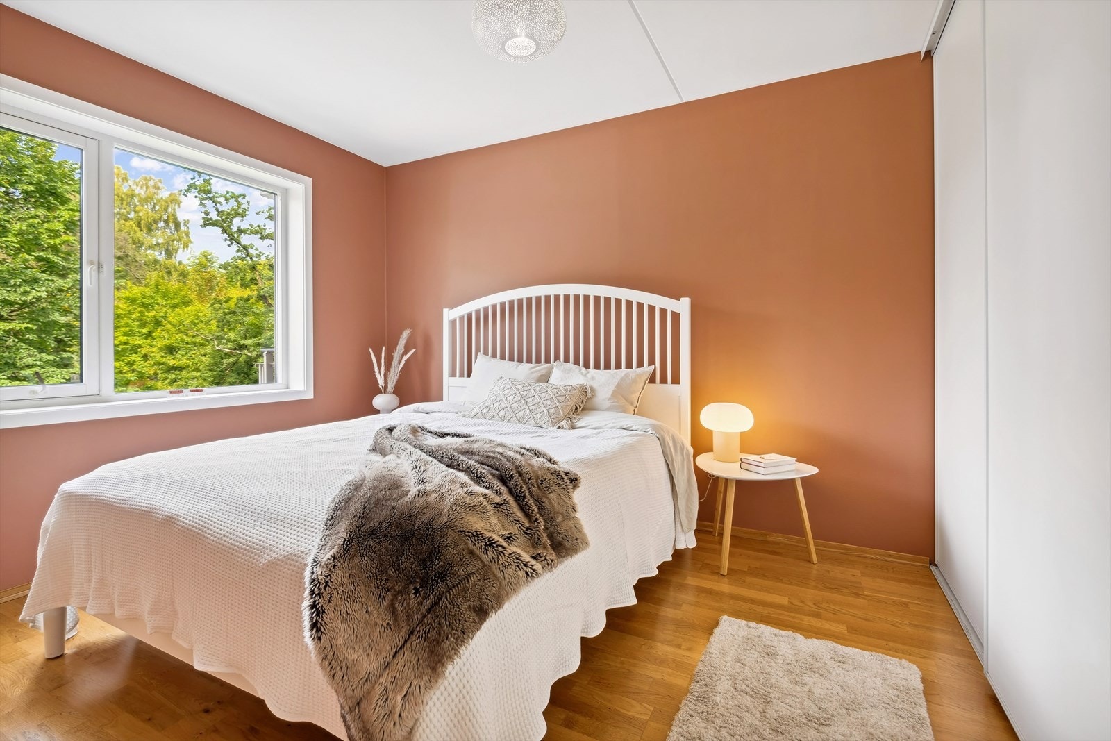 Lunt og romslig soverom med god plass til dobbeltseng og nattbord. Galleribilde