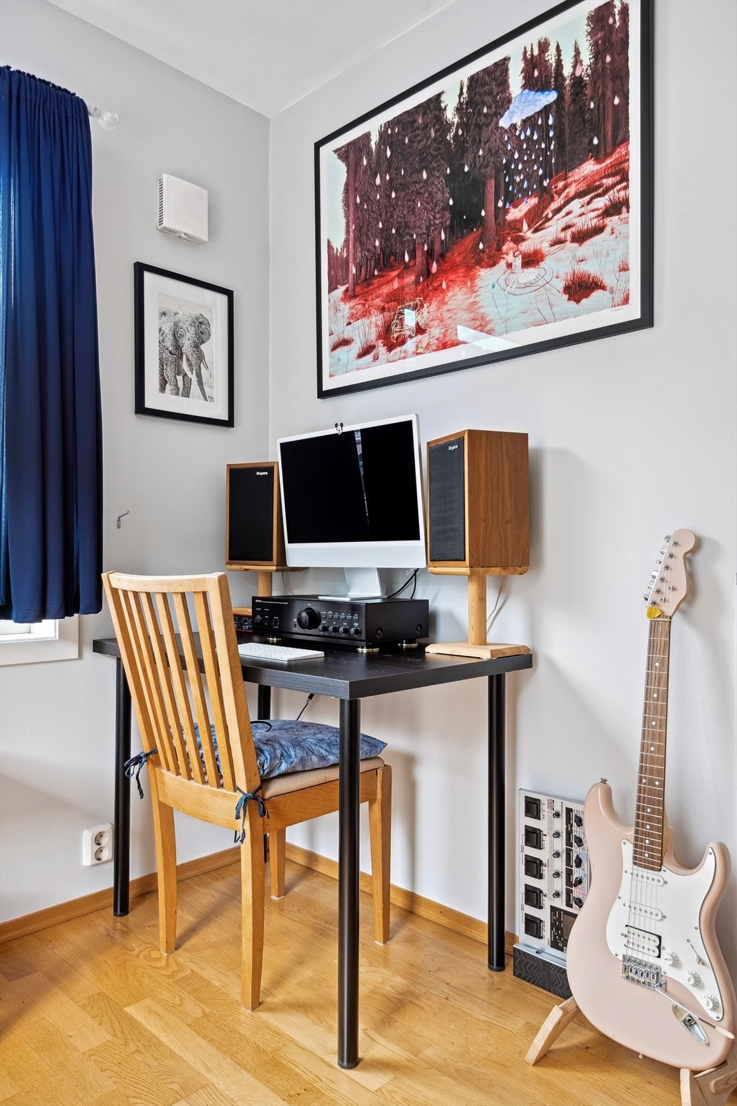 Utleiedel - I stuen er det plass for et lite hjemmekontor! Stuen og kjøkkenet er i en åpen løsning med plass for sovesofa, tv og skrivebord. Galleribilde