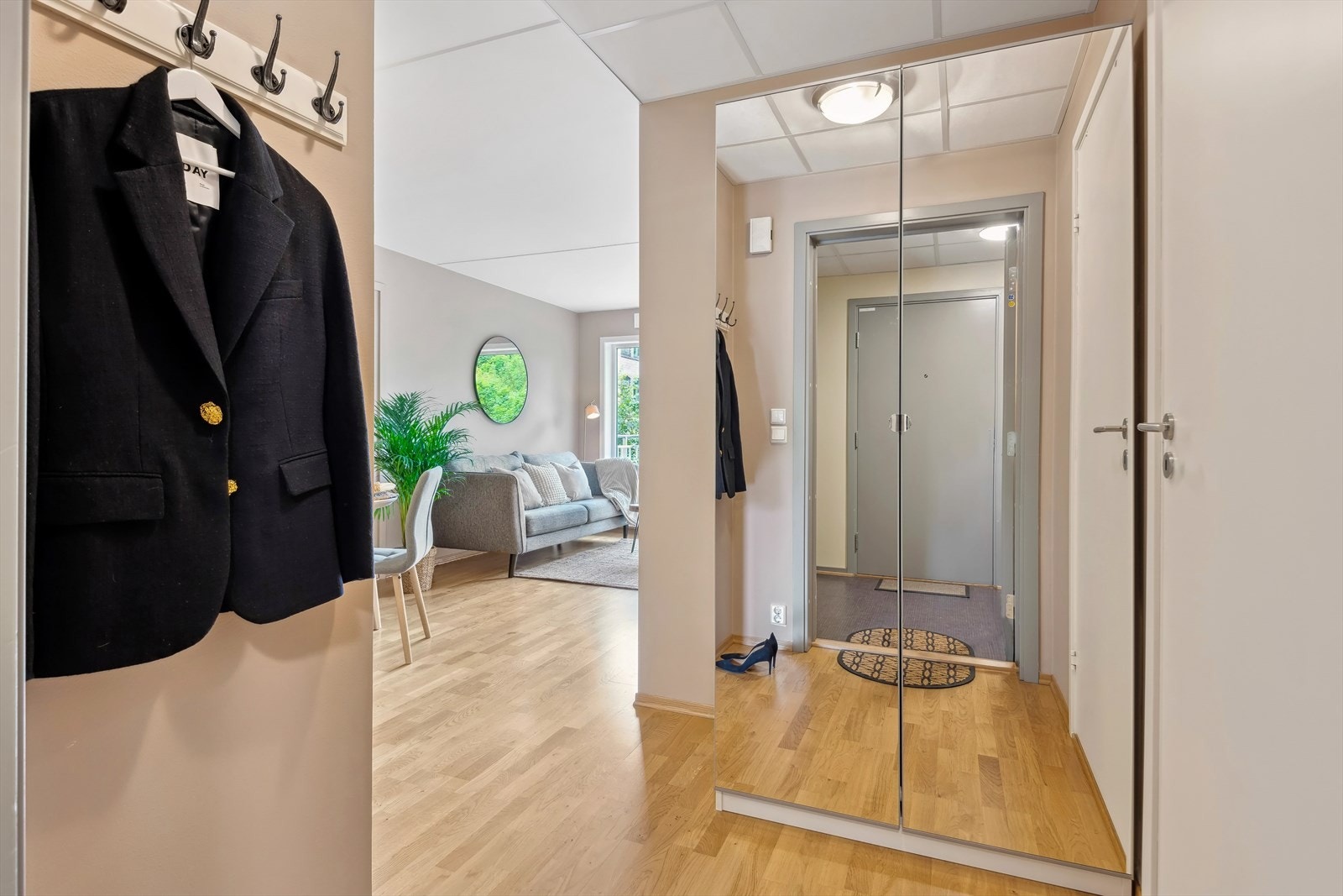Innbydende entré med god plass til å henge fra seg yttertøy og sette fra seg sko i nisje med speildører. Galleribilde