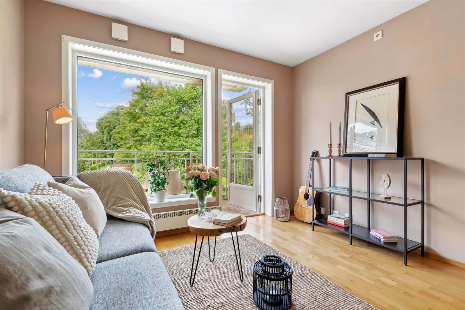Stuen god plass til sofagruppe, spisebord og tv-benk. Galleribilde