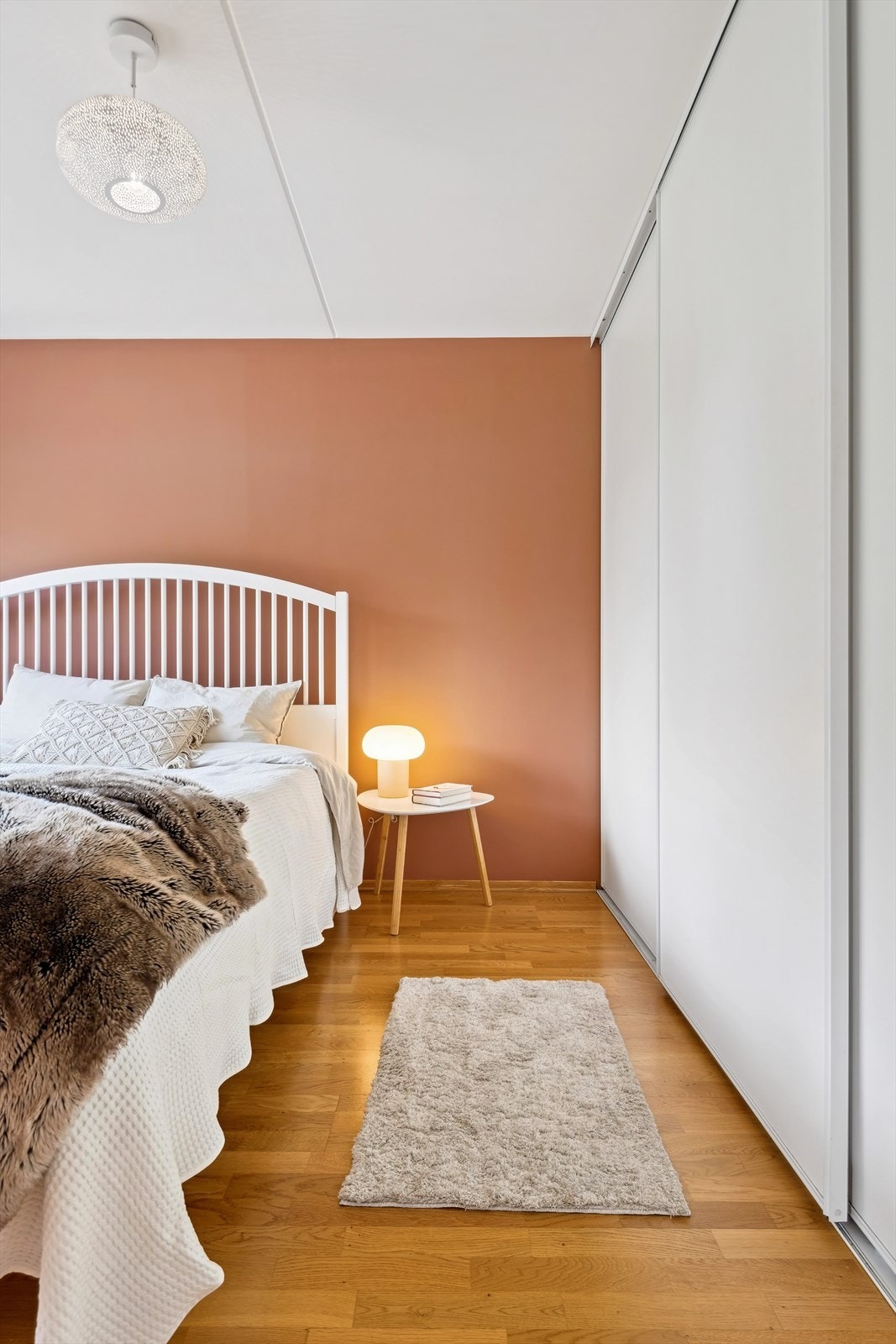 Soverommet har en skyvedørsgarderobe med rikelig plass. Galleribilde