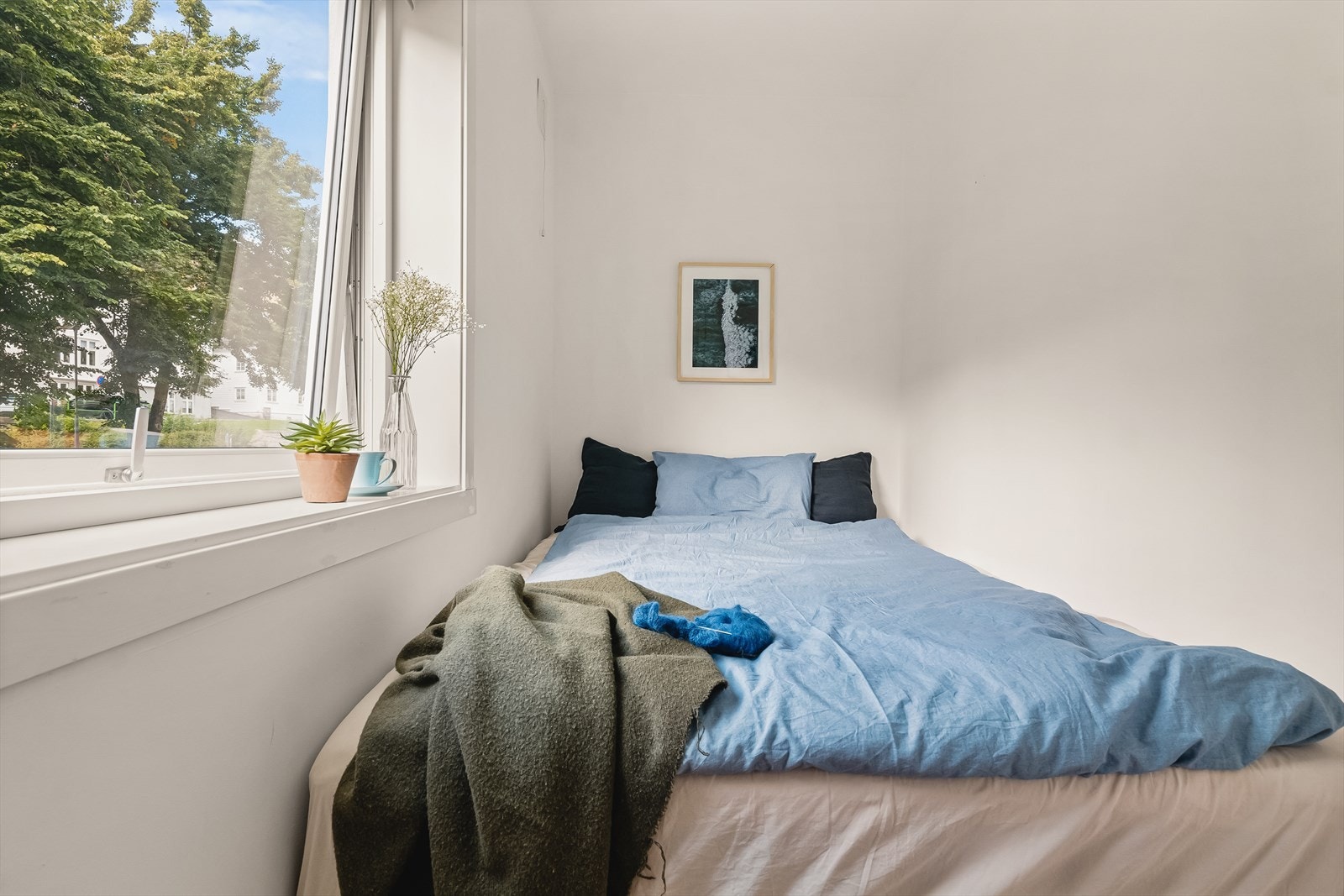 Rommet er 4,1m². Selger har en dobbeltseng (1,50) som passer fint inn. Stort vindu slipper lys og luft inn. Galleribilde