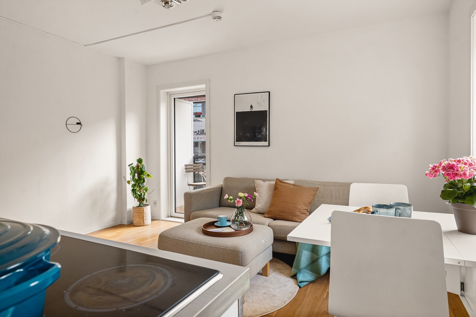 Balkongdør og balkong nytt i 2020. Rommet har flere møbleringsmuligheter. Galleribilde