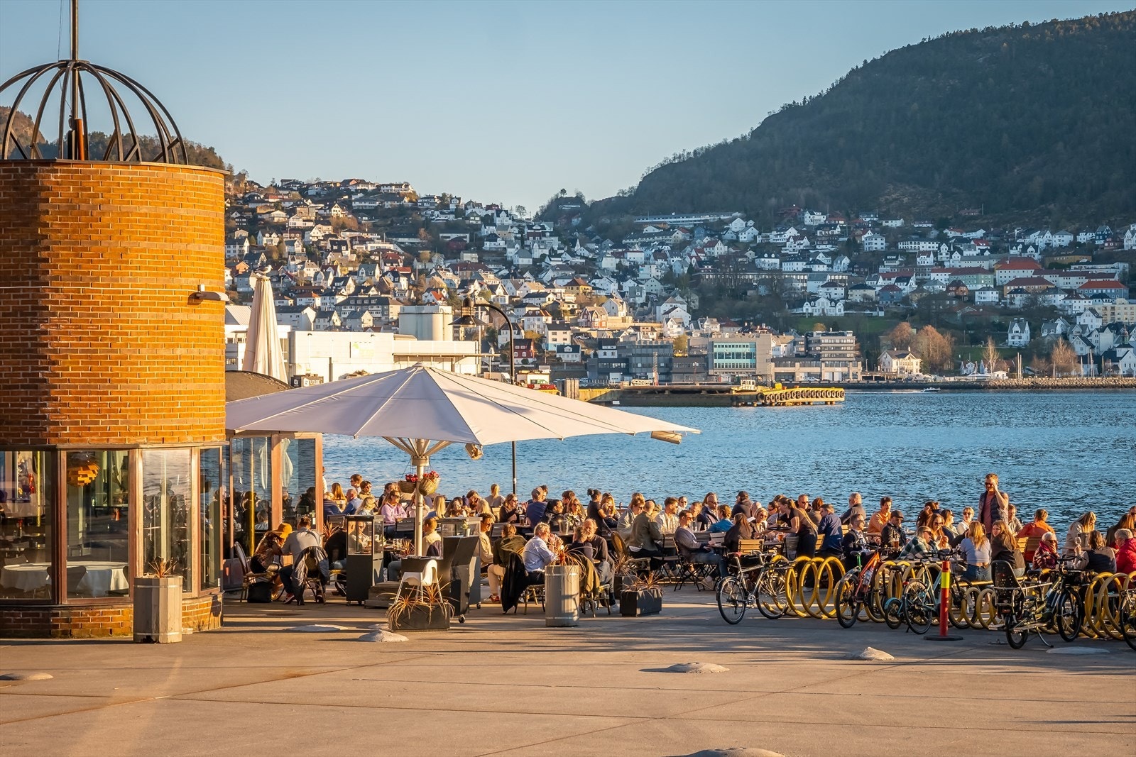 USF Verftet har blant byens beste sol- og utsiktsforhold på uteservering. Her holdes også bra konserter og andre kulturopplevelser. Galleribilde