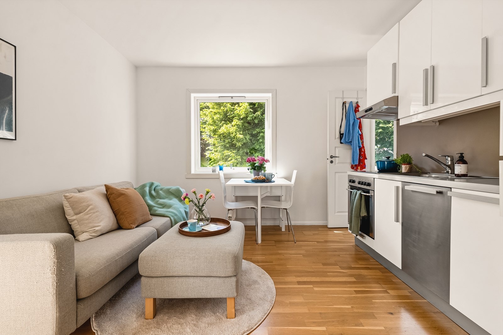 Hjørneplasseringen sikrer godt med lysinnslipp, og leiligheten er likevel usjenert. Galleribilde