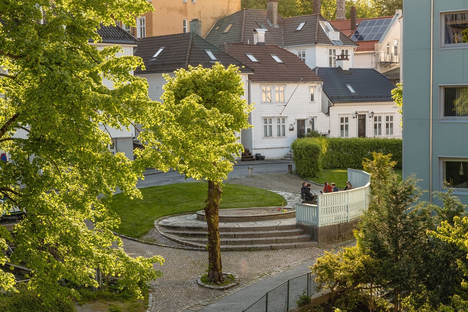 Nærområdet utenfor bygget er veldig velholdt og idyllisk. Fine parkområder og historisk trehusbebyggelse. Galleribilde