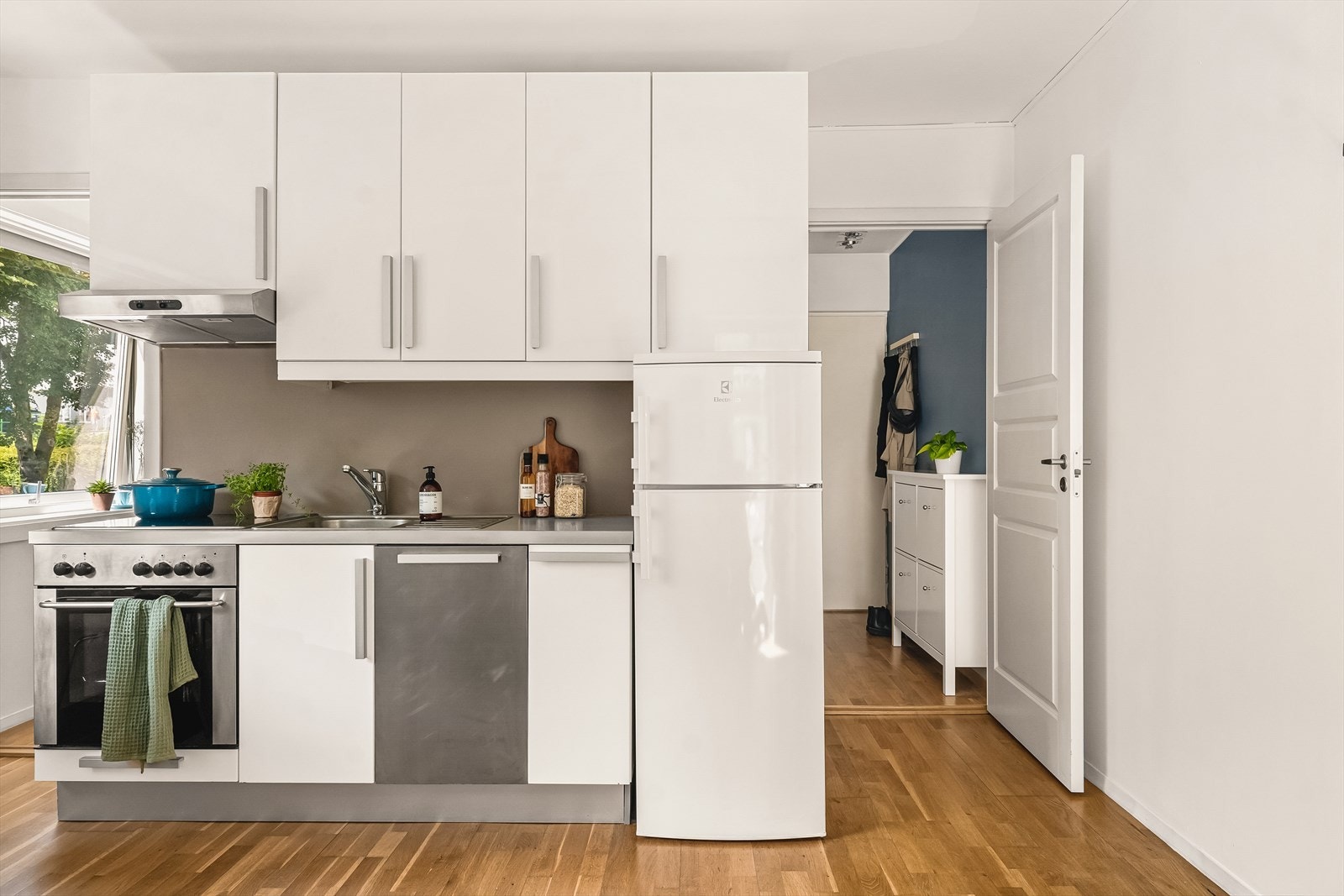 Videre kommer du til stue/kjøkken, som har åpen løsning. Galleribilde