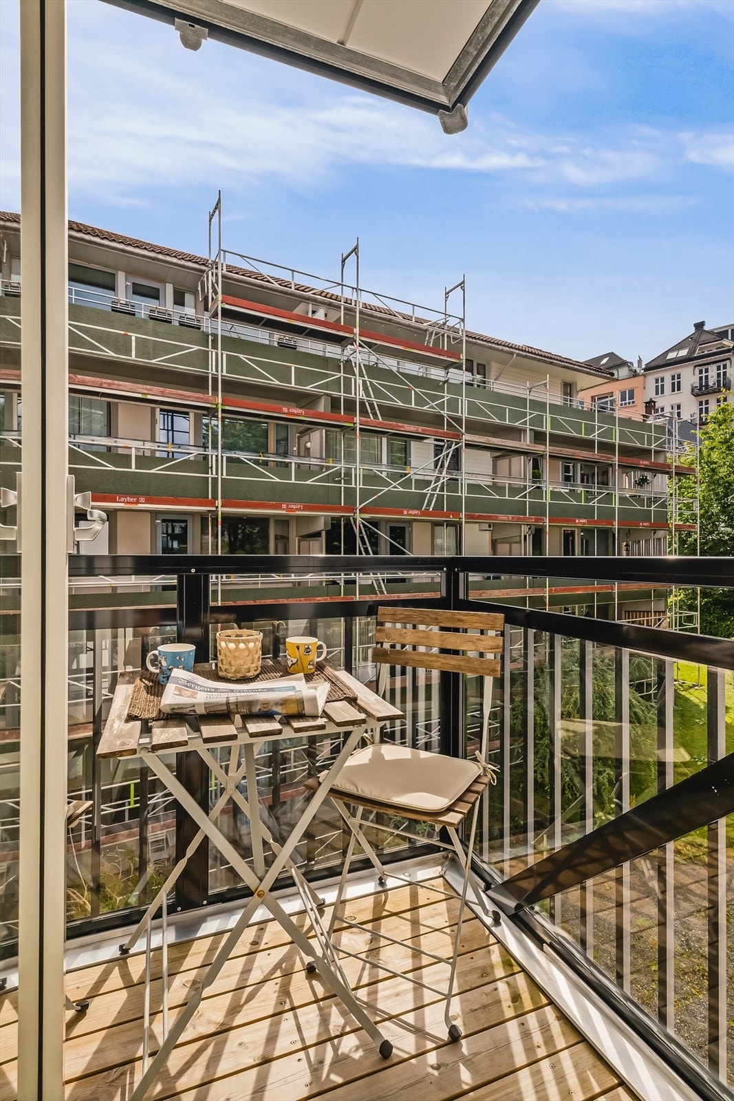 Balkongdør og balkong nytt i 2020. Sol fra 12-17 sommerstid. Galleribilde