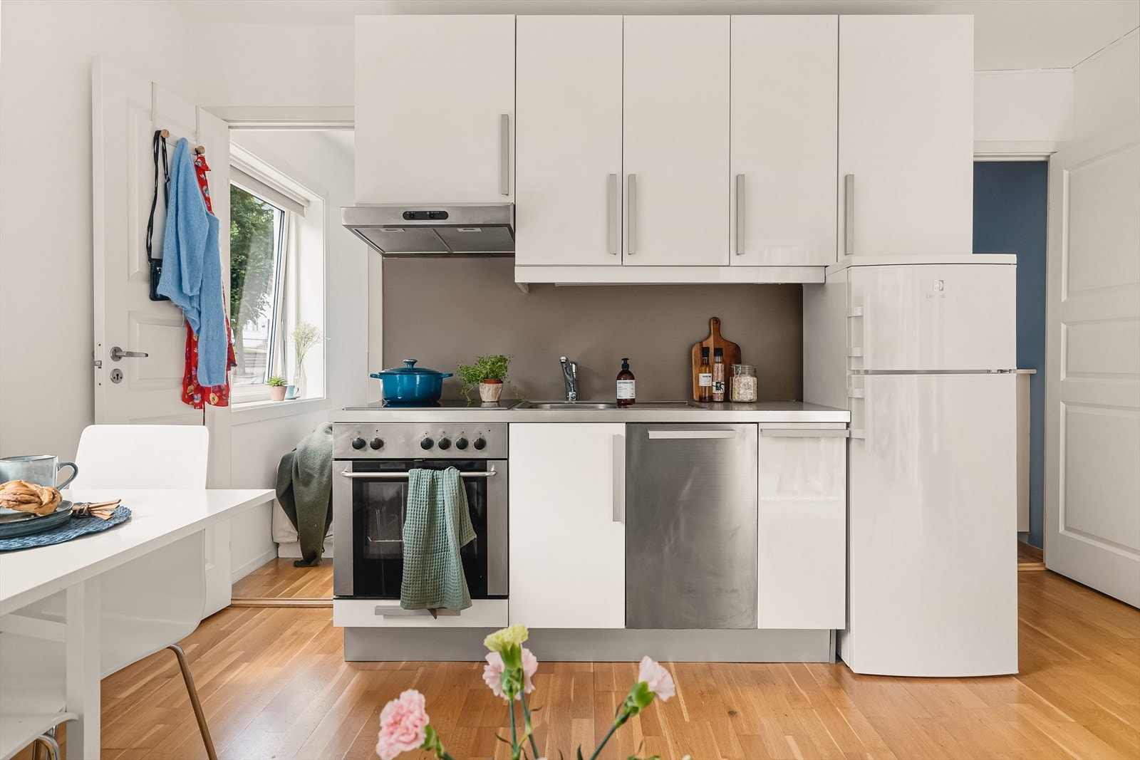 Innholdsrikt, funksjonelt kjøkken med integrert stekeovn, koketopp og oppvaskmaskin. Frittstående kjøleskap med frys passer fint inn med innredning. Galleribilde