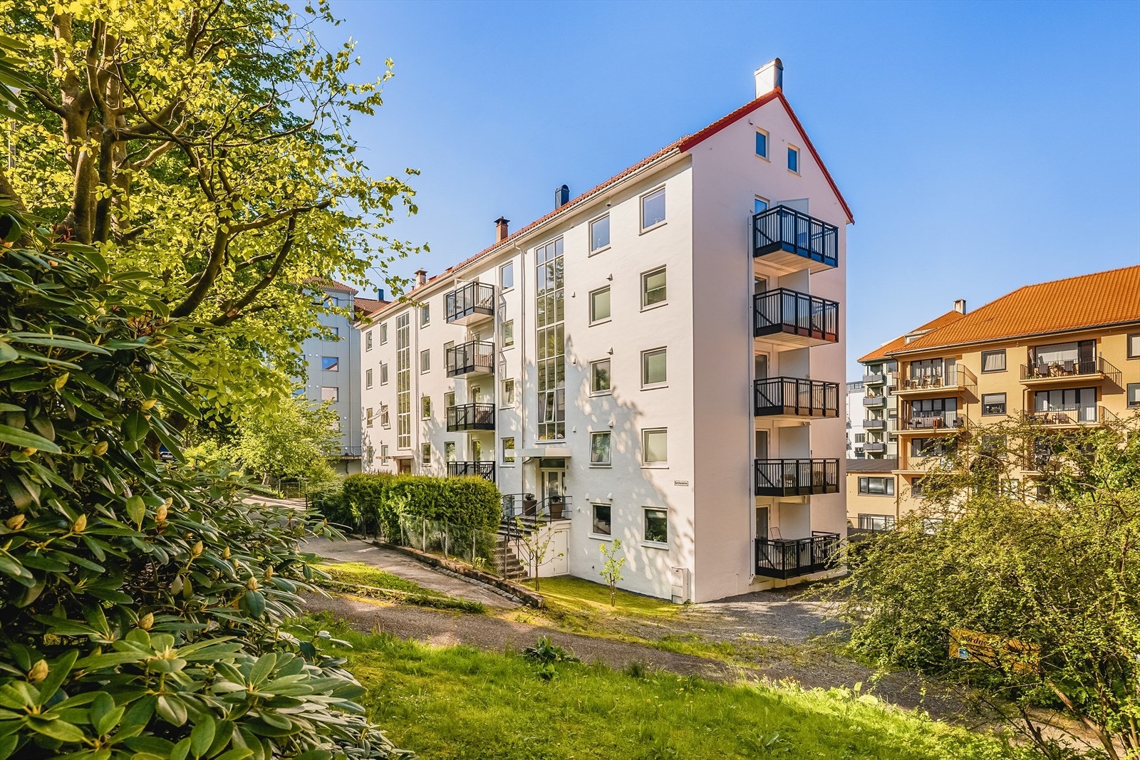 Leiligheten ligger på hjørnet i 3. etasje og har mye luft rundt. Eiendommen er stor, og pent opparbeidet. Galleribilde