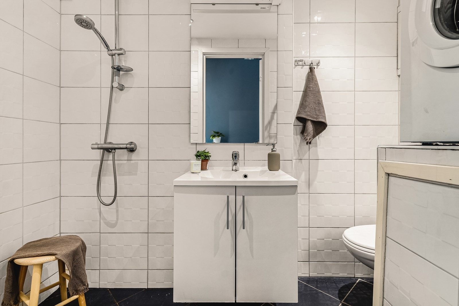 Bad er helfliset, antatt fra ombygging i 2006. Smart innredet, og inneholder alt man trenger. Galleribilde