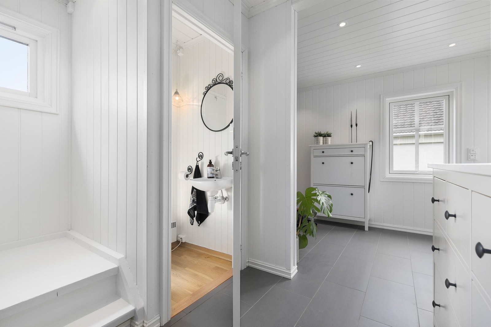 Praktisk plassert toalettrom ved hallen Galleribilde