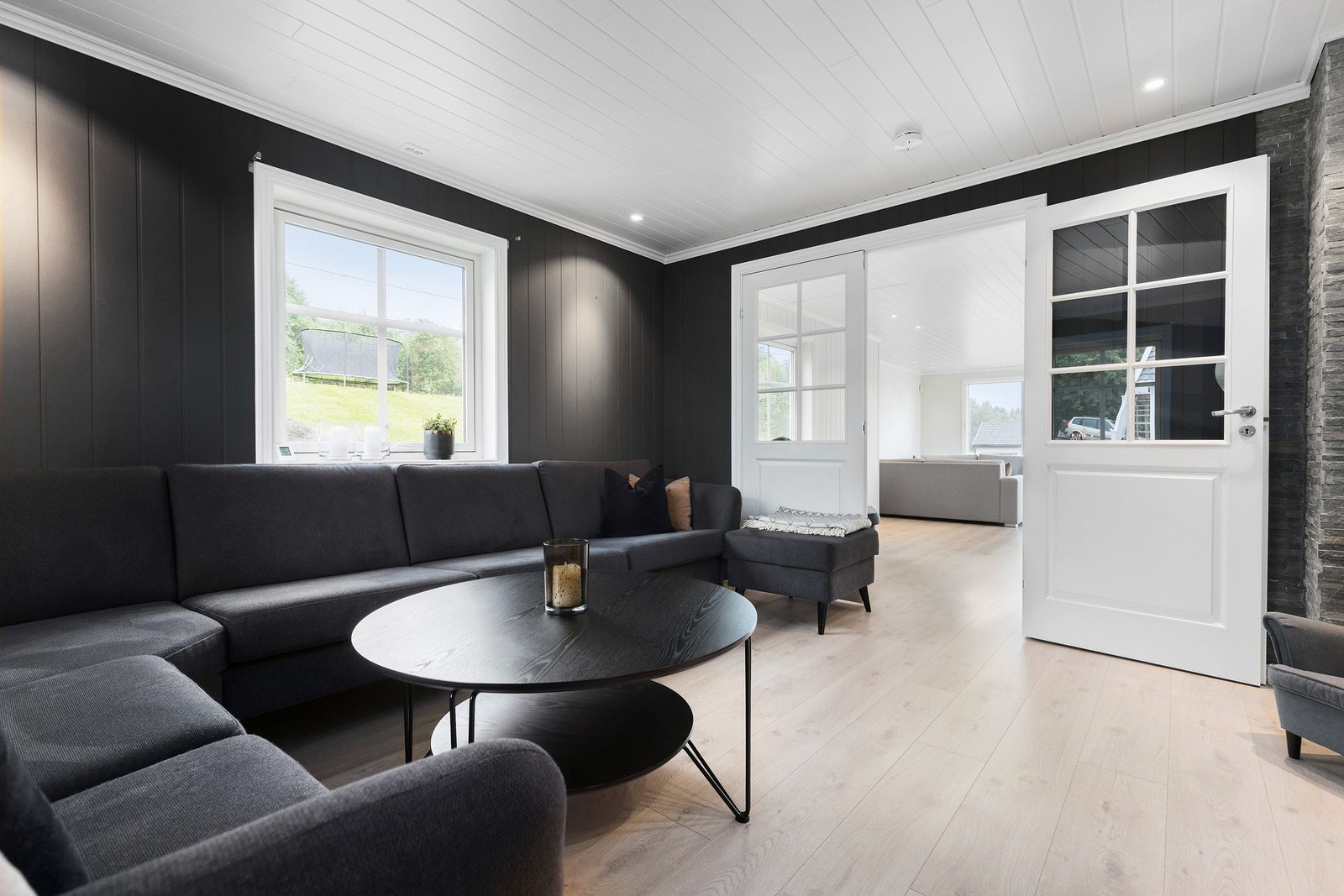 Rommet er adskilt med doble dører inn mot neste stue. Downlights i himling Galleribilde
