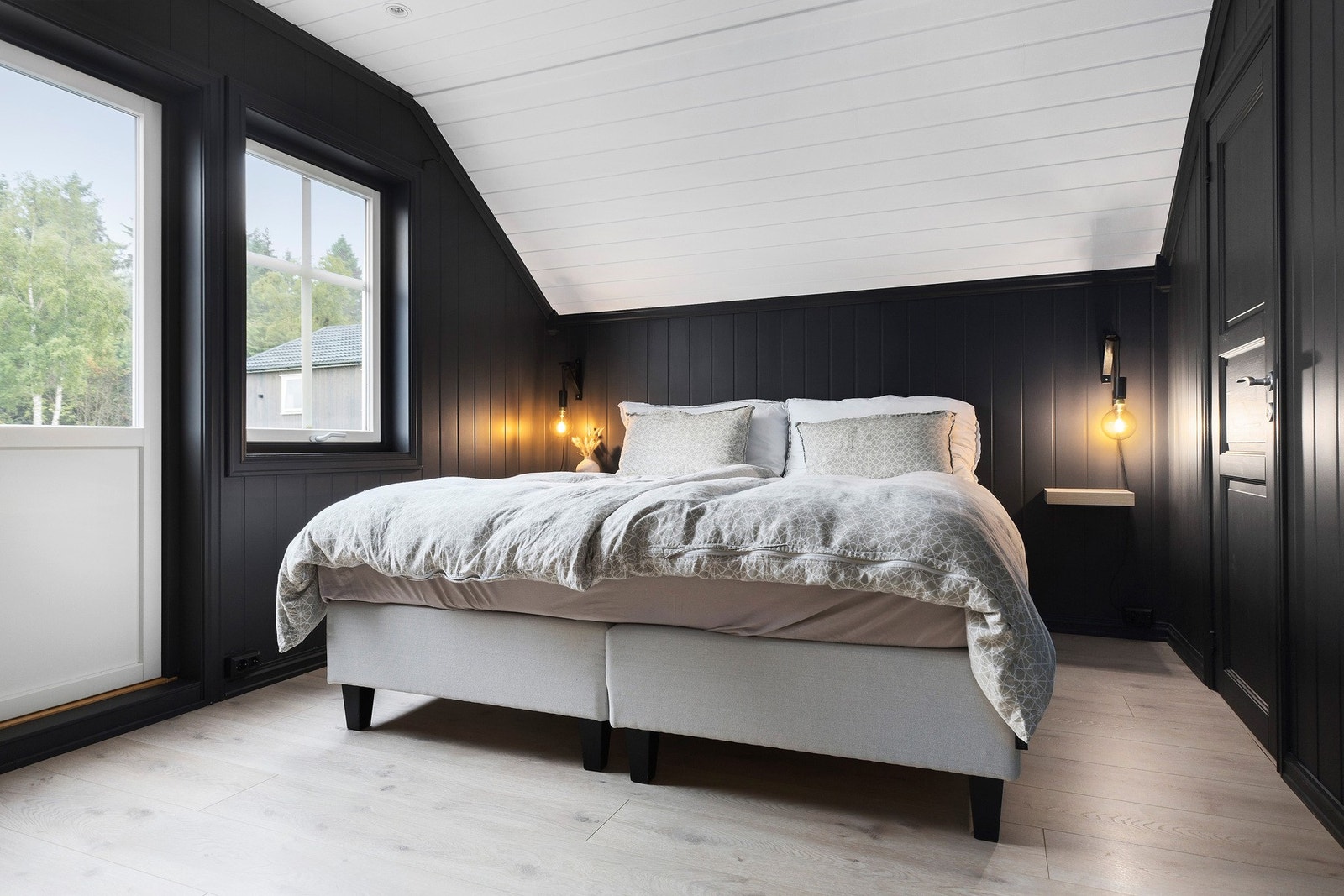 Soverom med walk-in closet Galleribilde