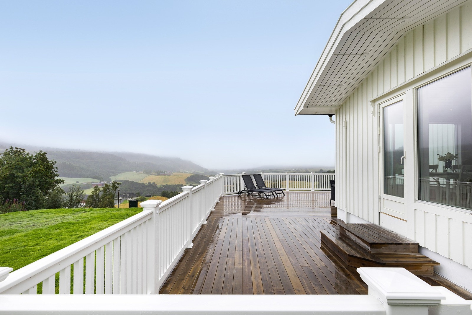 Terrassene er omkranset av vedlikeholdsfritt PVC-gjerde Galleribilde