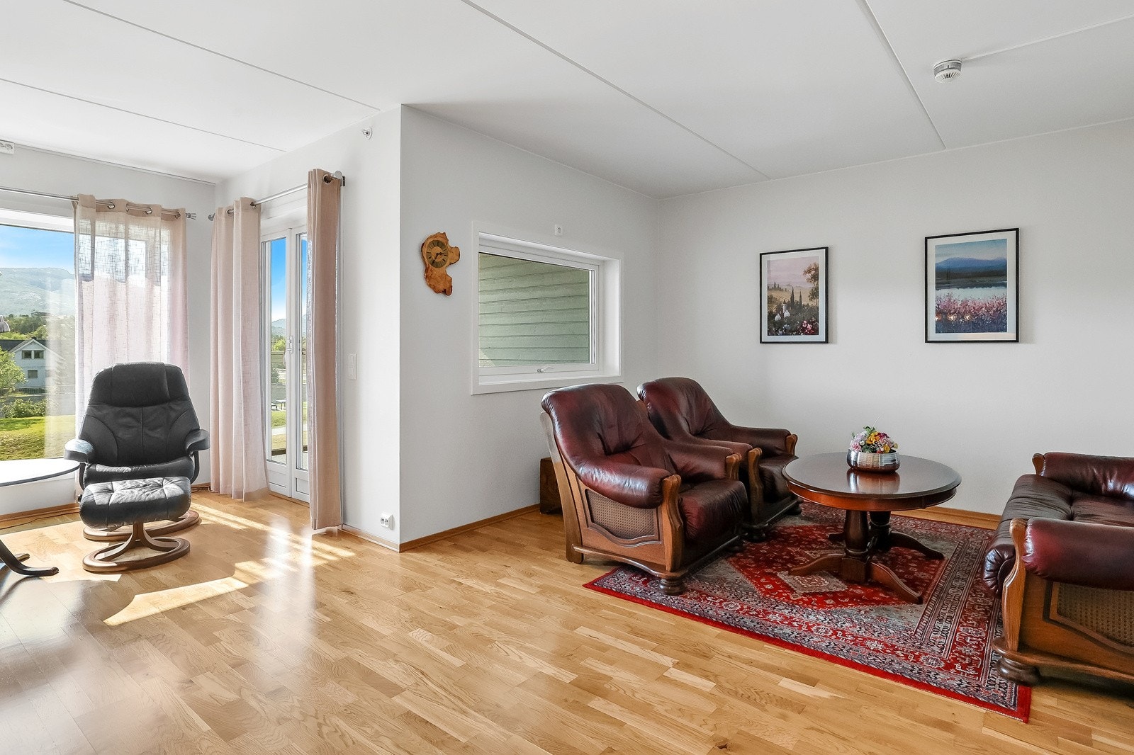 Stuen har flere vindusflater som slipper inn godt med naturlig lys Galleribilde