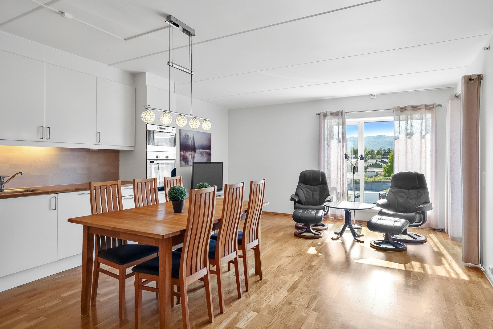 I rommet er det fint med plass til et spisebord Galleribilde
