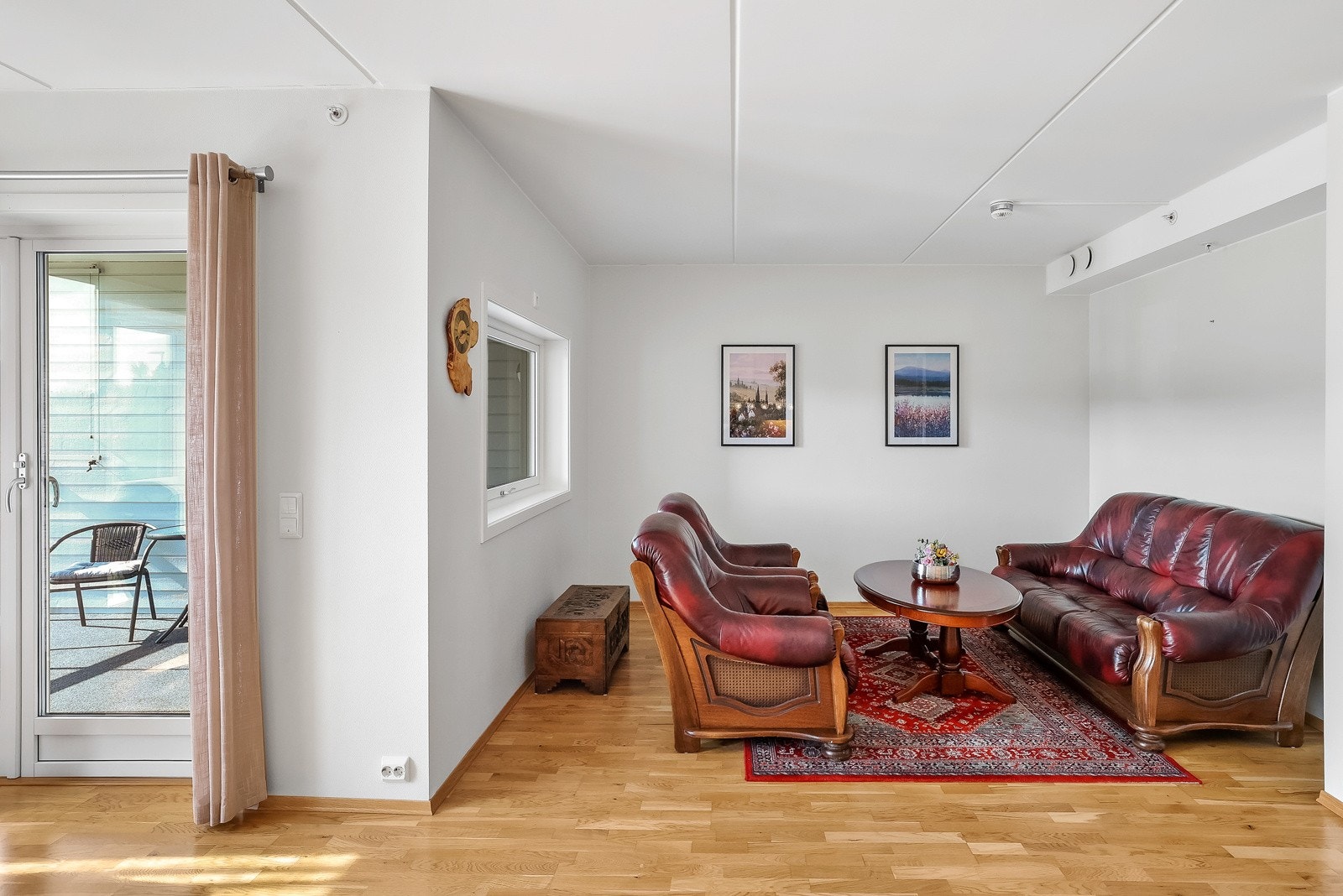 Det er fint med plass til en sofagruppe Galleribilde