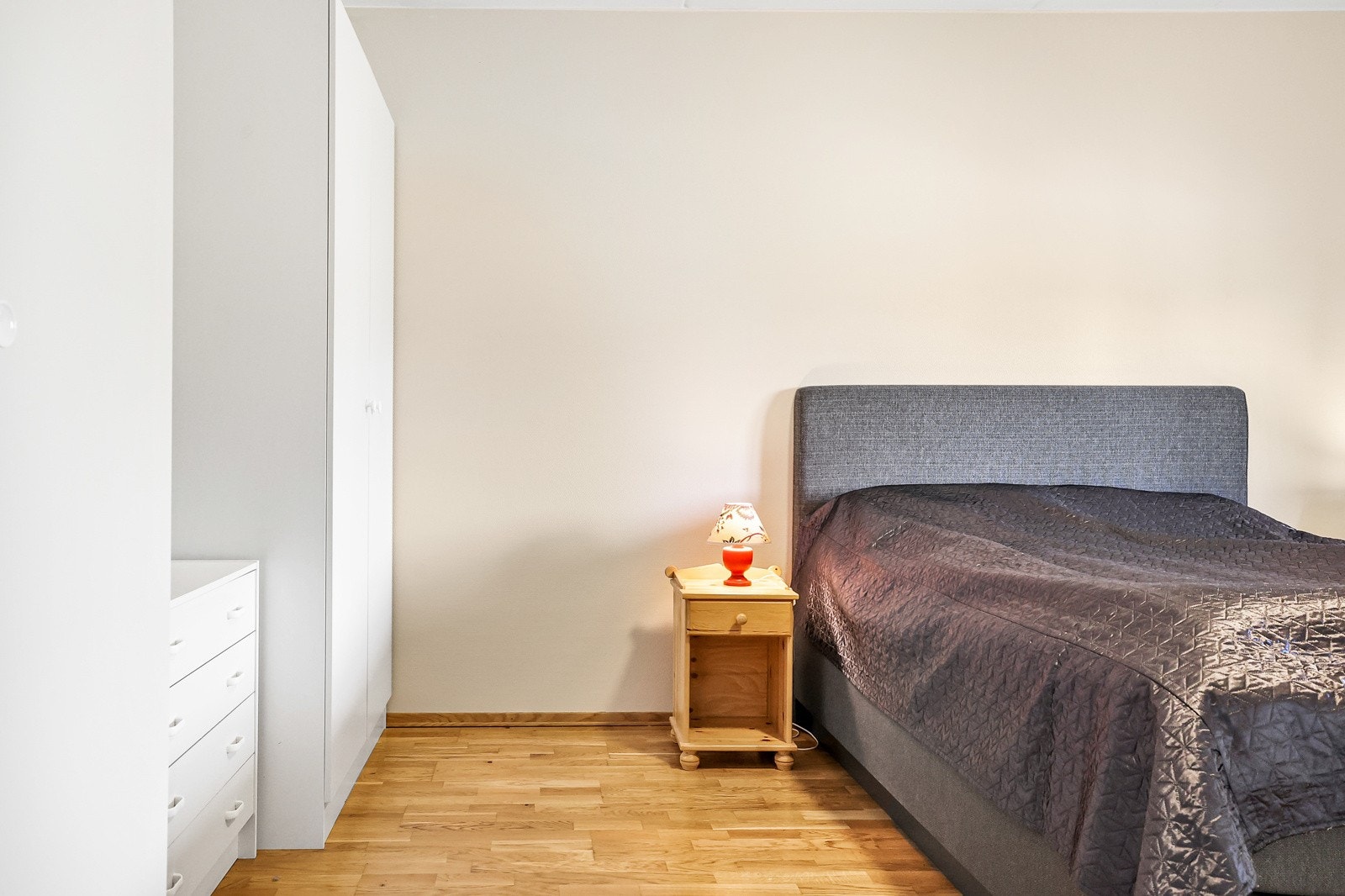 Dette rommet har en stor, hvit garderobeløsning Galleribilde