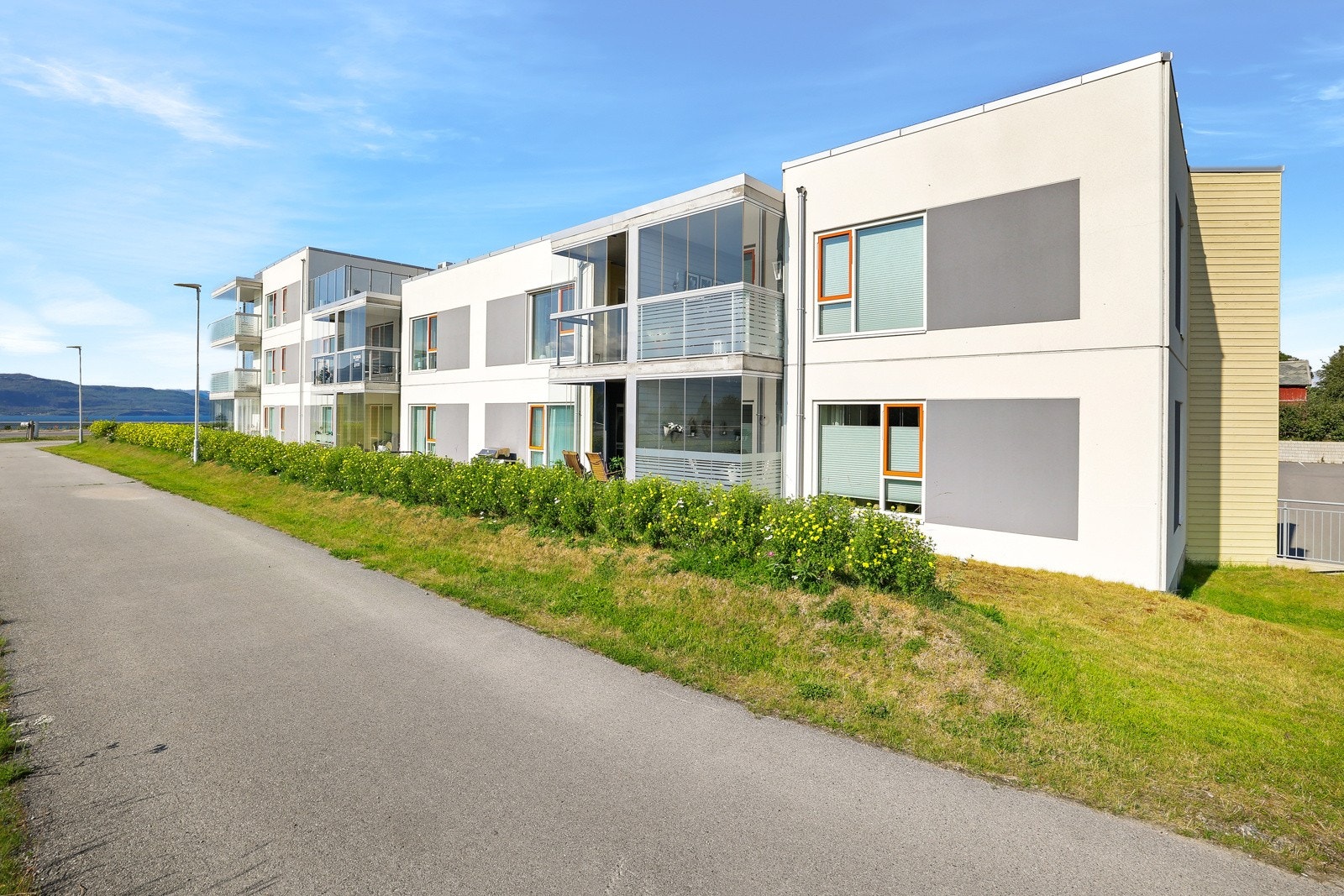 Leiligheten ligger i et banevennlig område, med kort vei til barnehage og skole Galleribilde