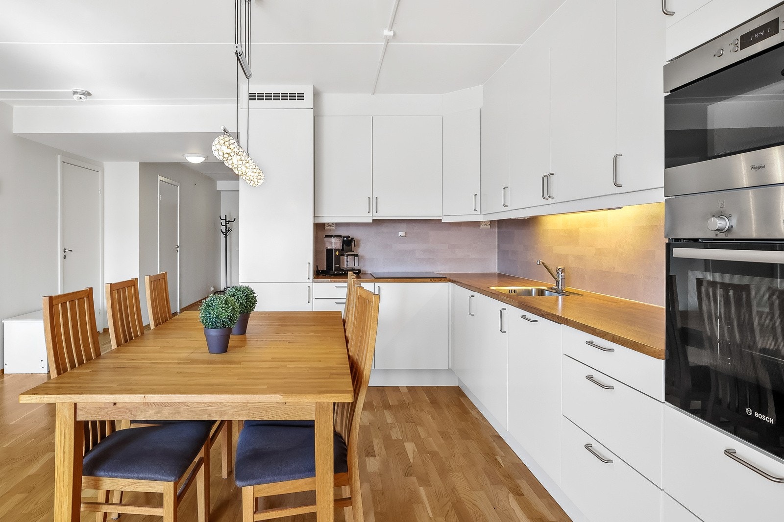 Kjøkkeninnredningen har godt med arbeidsflate og skapplass, og benkeplaten er av laminat Galleribilde