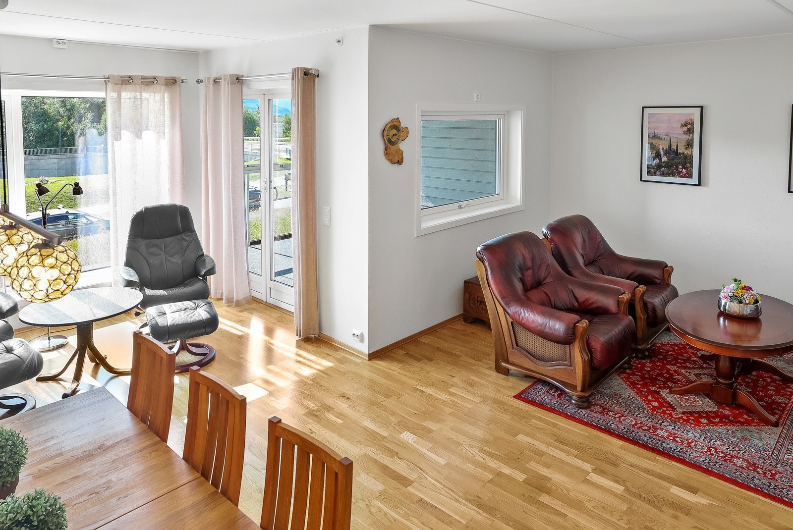 Fra stuen er det utgang til en innglasset balkong Galleribilde