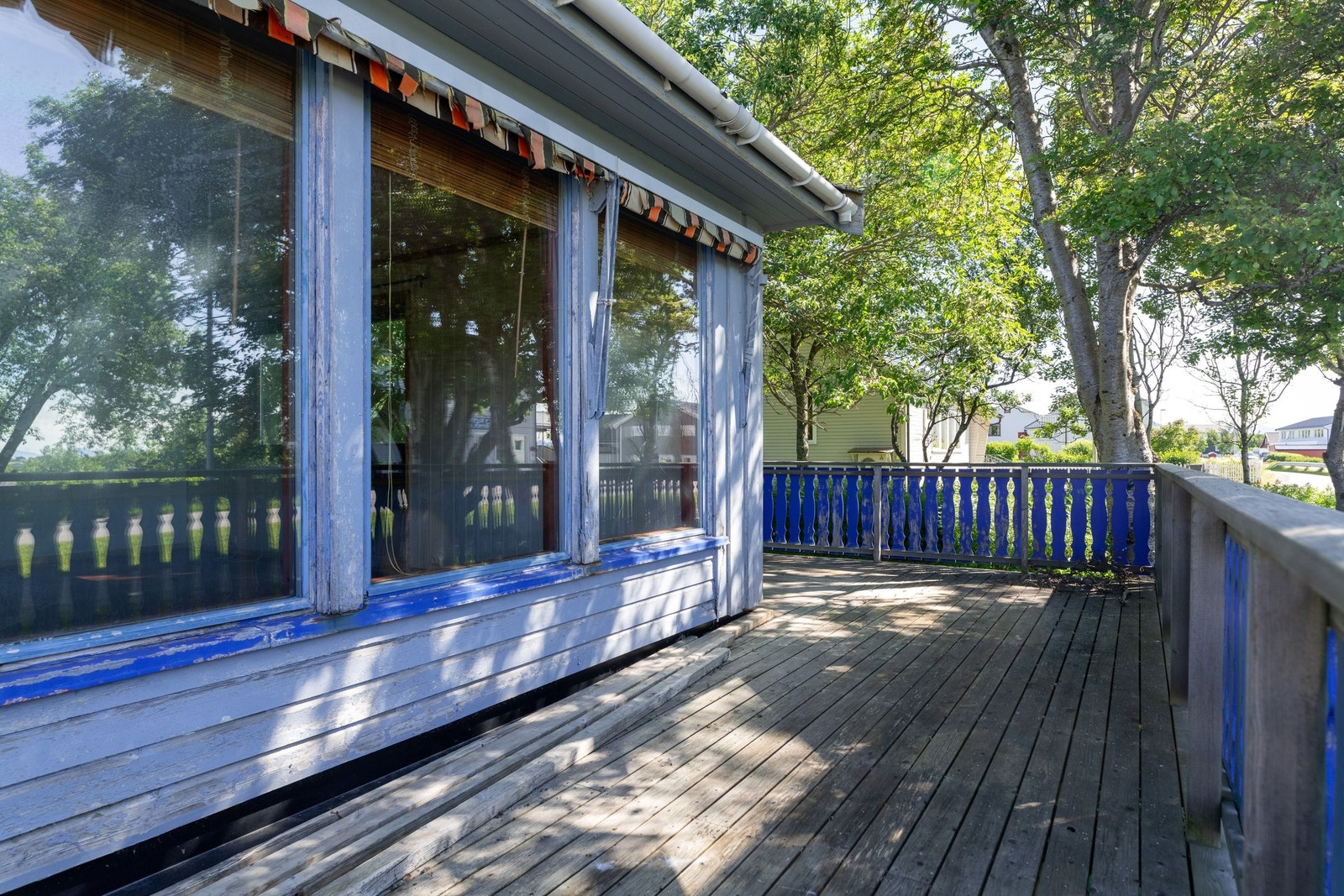 Stor terrasse utenfor stue Galleribilde