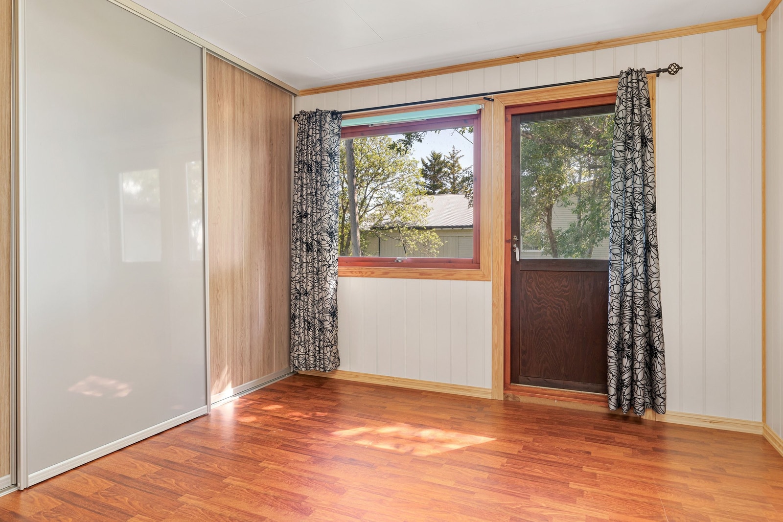 Hovedsoverom med skyvedørsgarderobe Galleribilde