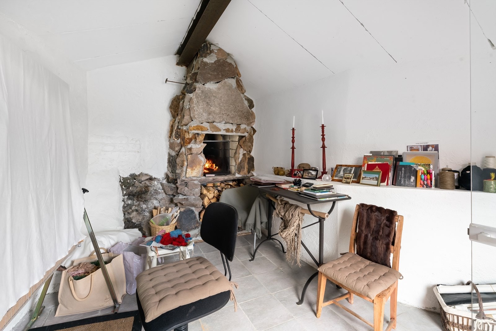 Separat atelier/bod med peis og innlagt strøm. Galleribilde
