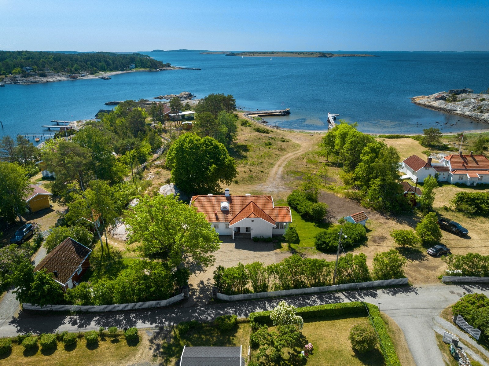 En flott sommereiendom med totalt 4 hus - Hovedhus - 2 anneks og et dukkehus Galleribilde