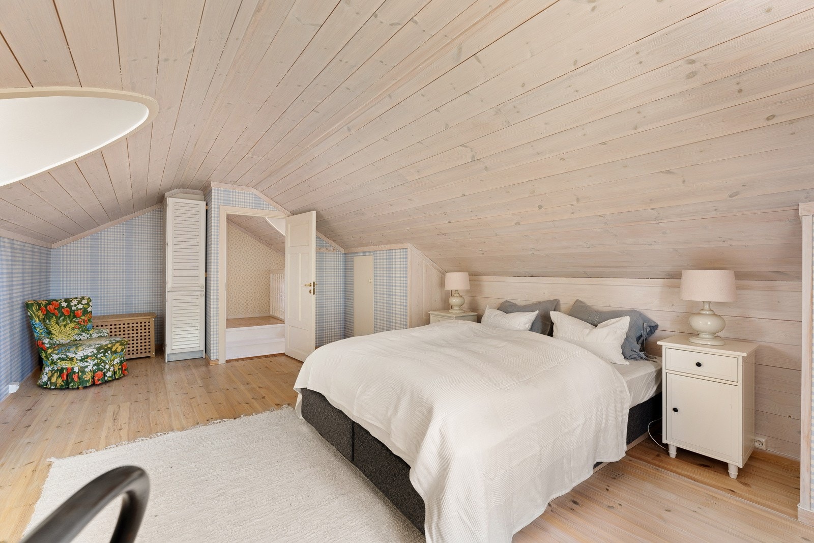 Stort og luftig soverom 3 i 2 etg./loft Galleribilde