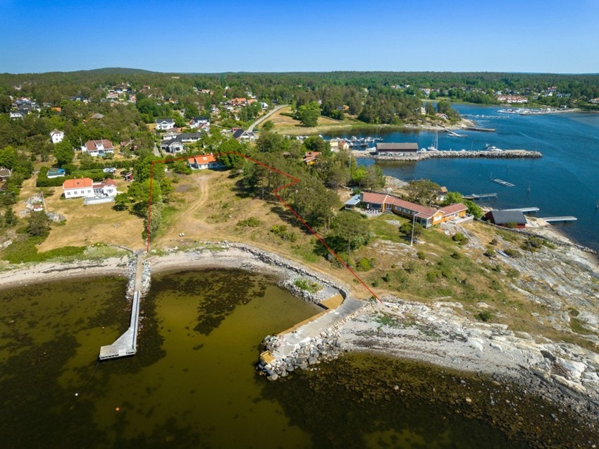 En helt unik eiendom med ca 7,2 mål tomt. Tomtegrensen i rødt er en indikasjon og noe avvik kan forekomme Galleribilde