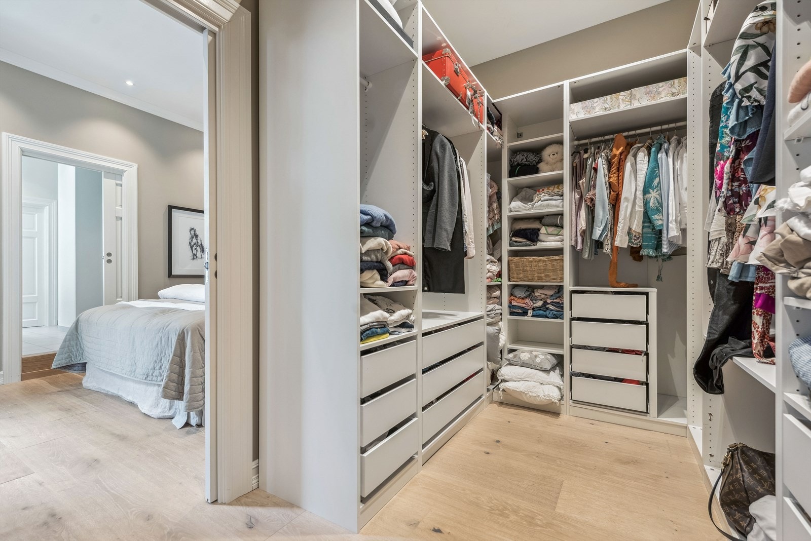 Fra soverommet har du tilgang til et eget walk-in closet for oppbevaring av klær og sko. Galleribilde