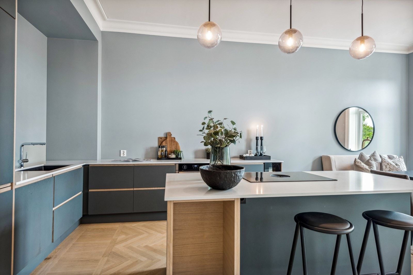 Nytt og moderne kjøkken fra 2020 med innredning fra Designa med glatte fronter og benkeplate av stein med underlimt oppvasskum i kompositt. Galleribilde