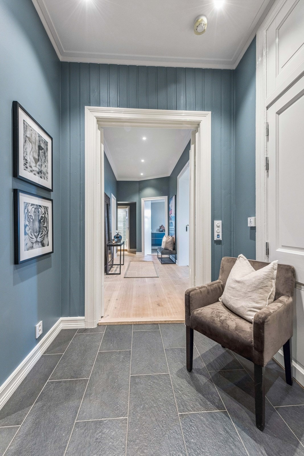Innbydende entré med tilgang til et eget walk-in closet for ekstra oppbevaring. Galleribilde