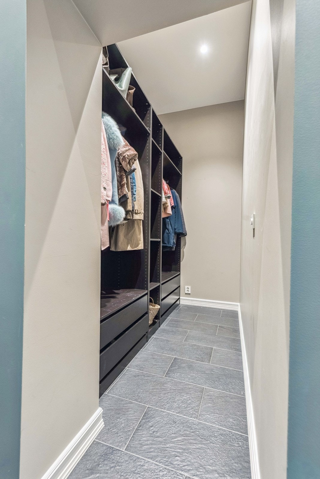 Praktisk walk-in closet fra entré. I tillegg disponerer leiligheten bod/teknisk rom i baktrapp på ca 1 kvm og bod i kjeller på ca 3,5 kvm. Galleribilde