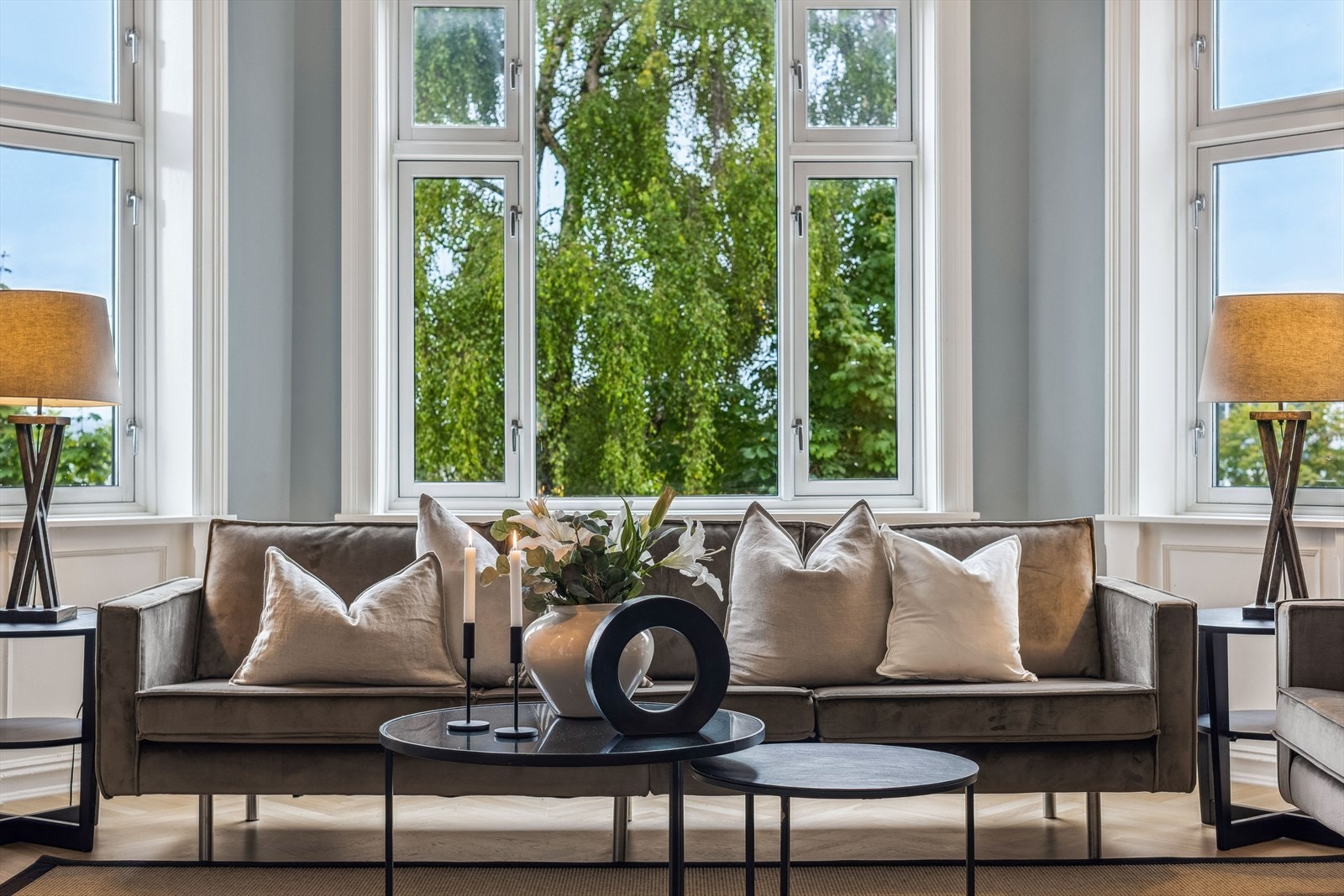 Leiligheten oppleves lys og romslig med klassiske detaljer som god takhøyde, store vinduer, rosett og kakkelovn. Galleribilde