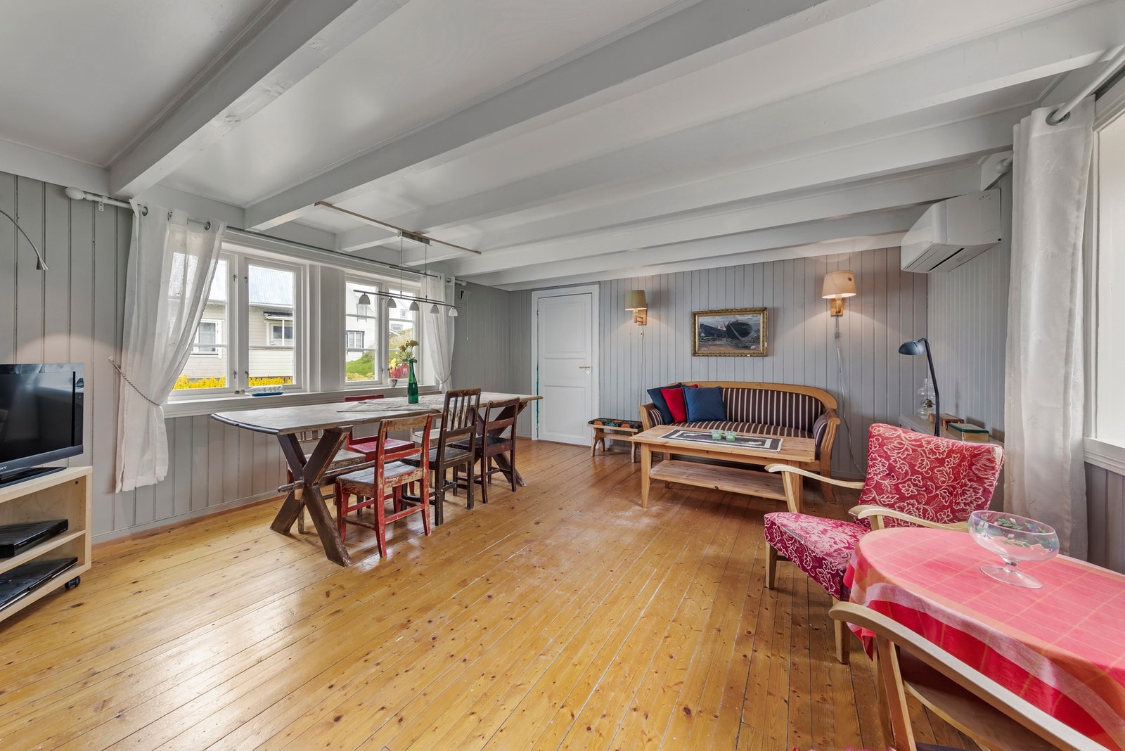 Stuen er romslig med god plass til flere sittegrupper Galleribilde