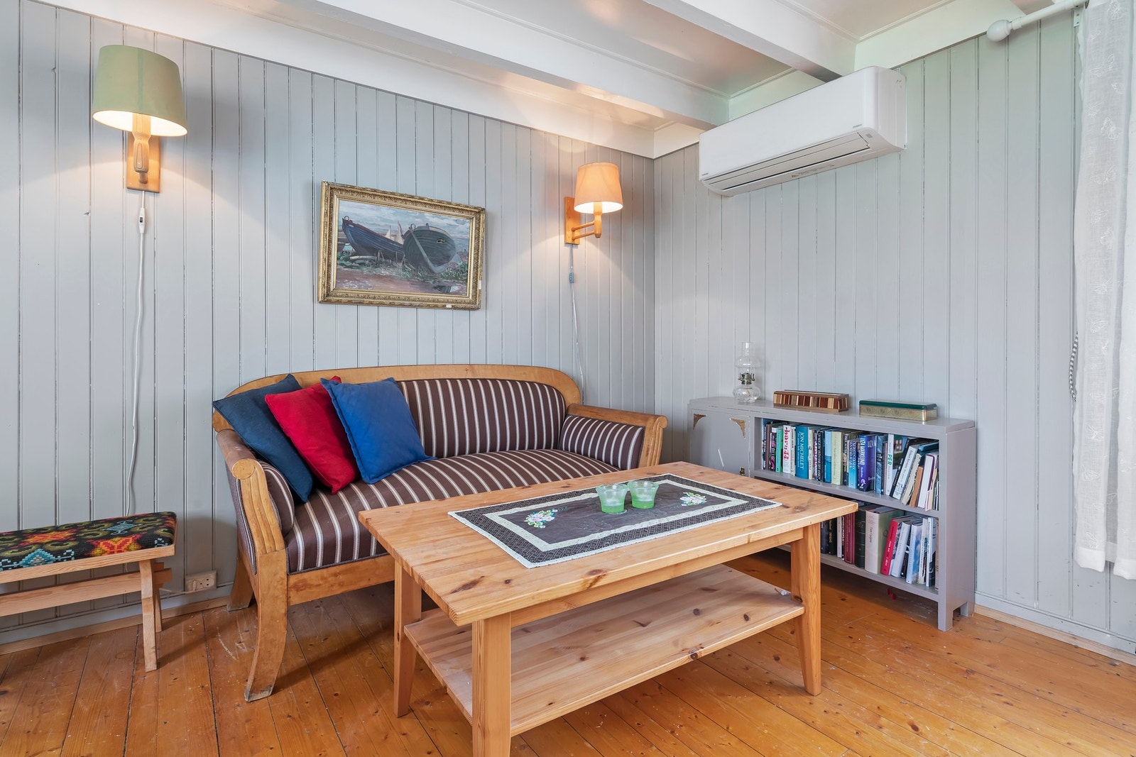 Stuen har heltre gulv og panel på vegger Galleribilde