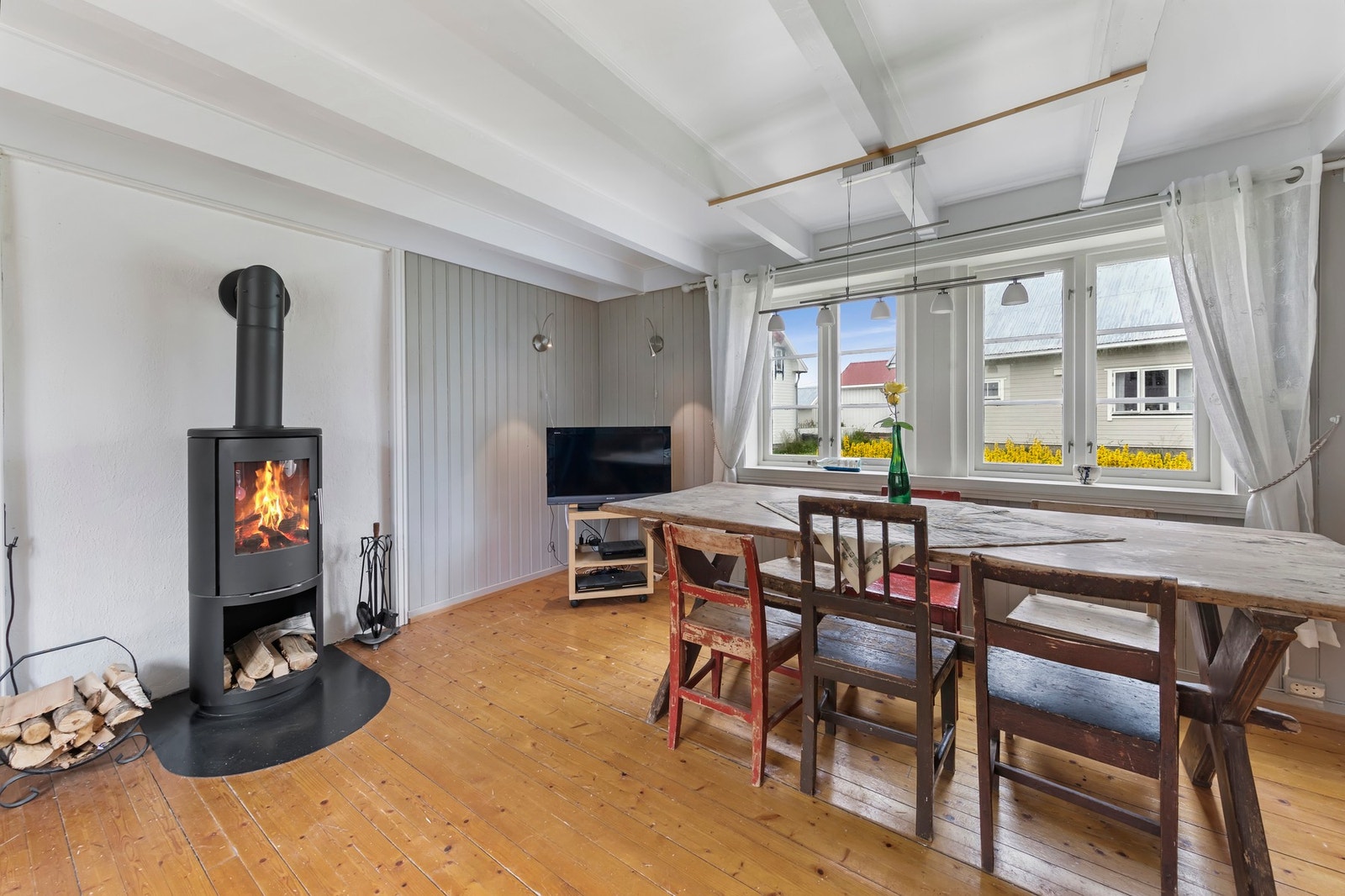 Stue med vedovn og varmepumpe til oppvarming Galleribilde