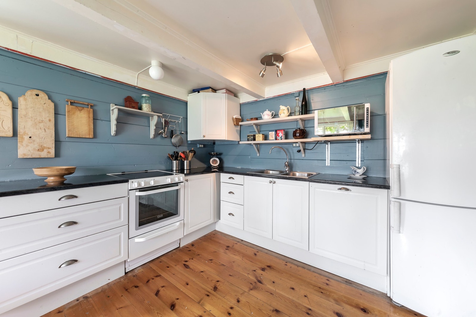 Kjøkkenet har frittstående hvitevarer og god plass til kjøkkenbord Galleribilde