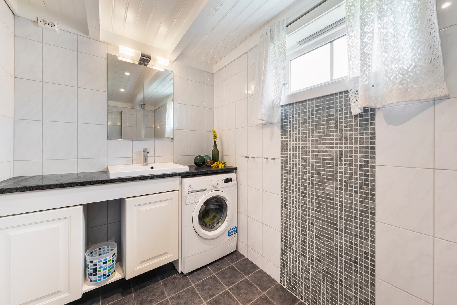 Bad/vaskerom i 1. etasje Galleribilde