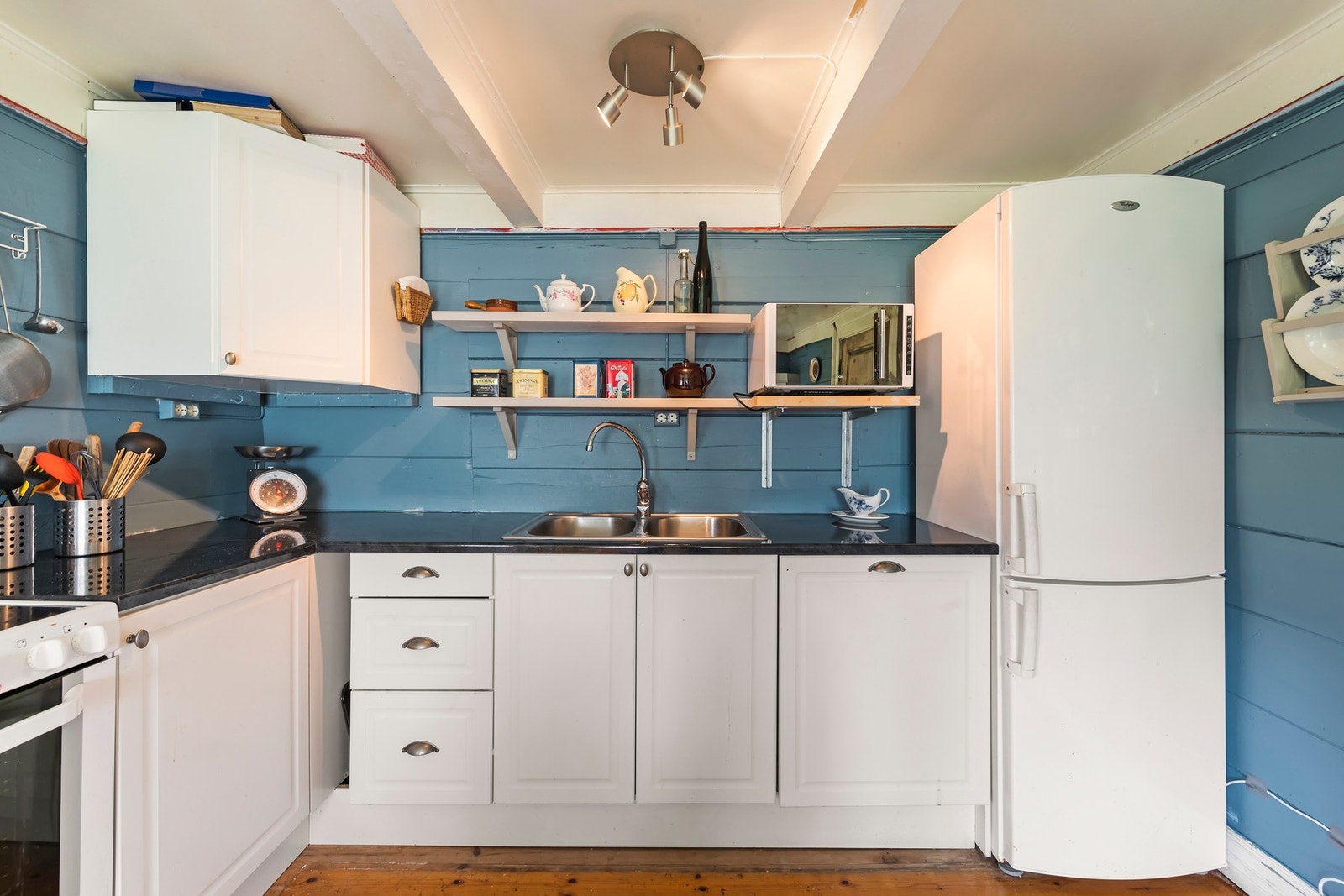 Fint kjøkken med profilerte fronter og benkeplate i laminat Galleribilde